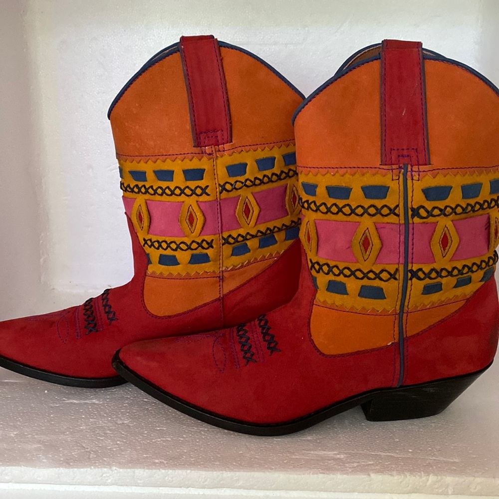 Ladies Booties, size 7.5- Circles brand- made in Brazil.